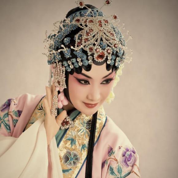 人间尤物是青衣 文:琰涛 诵读:细雨纷飞