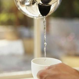 早晨起床第一杯水1  晨起水最有效促进身体循环更新【养老声活】