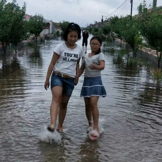 《中小学》四年四班王馨悦分享《爱是什么》