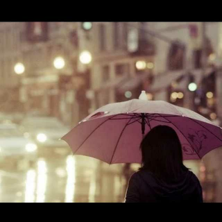 躺在床上，听落地窗外的雨声