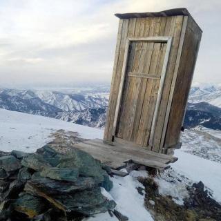 世界最极端厕所 建在3500米悬崖边缘