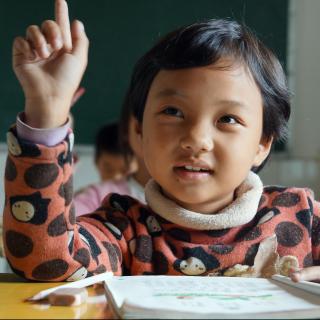 La prestación de ayuda contra la pobreza garantiza el futuro de los niños del pueblo Mia