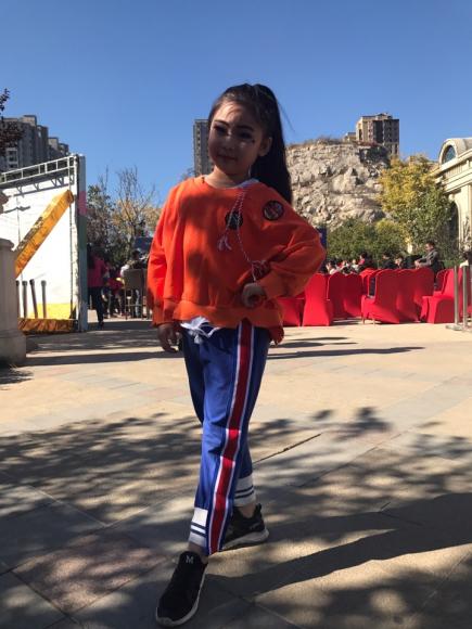 10月31日何子涵《踩面包的姑娘》