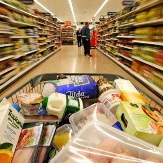 超市出售未标中文的食品，男子十次起诉要求赔偿