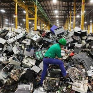 《双语新闻》：国际电联报告显示 ２０１６年全球电子垃圾量人均