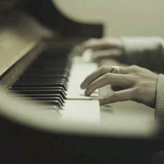 在你耳边，轻轻弹钢琴给你听