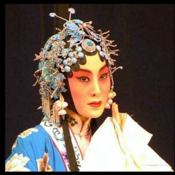 筱燕秋是个天生的青衣胚子,二十年前京剧奔月的演出,让人们认识了一个