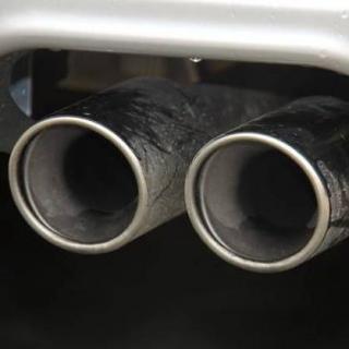 明明是一根排气管，为什么有的车要设计成两个出口？