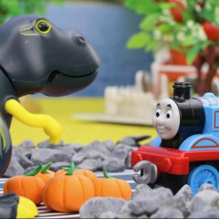 托马斯小火车给奇妈妈送南瓜，巨大凶猛的大恐龙紧追不舍