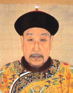 乾隆皇帝滑倒在地上,大臣们赶紧跪下,而他却没有,他也因此