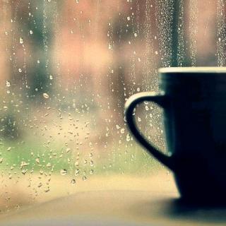 法语每日一句:下雨天就该窝在街角咖啡馆