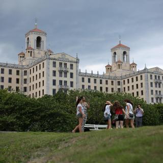 Con tecnología china, Cuba produce muebles para el turismo