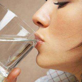 别再相信一天喝八杯水了，减肥期间这样喝水才对