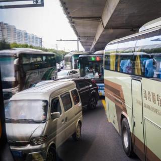 我们把街道献给了汽车，把隔阂和疏离留给了自己