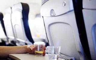 走遍世界 旅游口语 机上广播：stow your tray table