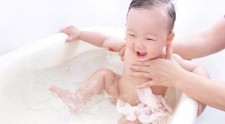 秋冬季给宝宝洗澡需要注意的四大误区
