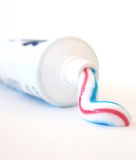 03你用的牙膏含氟吗？会致癌吗？这个答案很中肯！
