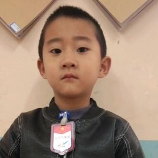迪尔贝贝幼儿园中三班小小气象员——杨尹诺