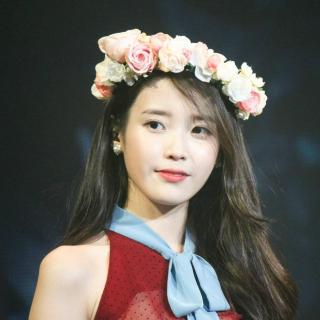 IU、智妍和Luna组合唱歌，女团成员表现力十足