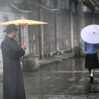 《小城雨巷》