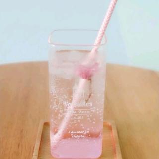 夏日的粉色气泡水