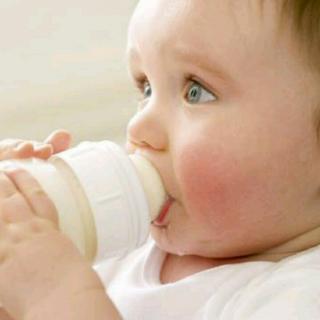如果宝宝对配方奶粉过敏，妈妈乳汁又不足，该怎么办？