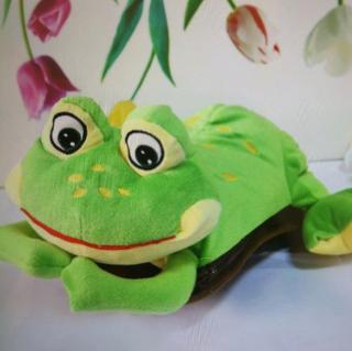草莓袋里的青蛙