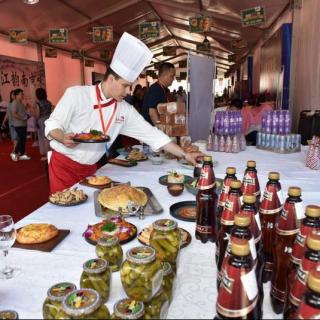 《双语新闻》：第八届中俄蒙美食文化节在乌兰察布启幕