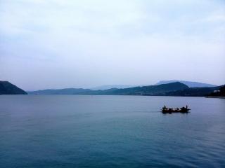孤帆远影碧空尽，唯见长江天际流。