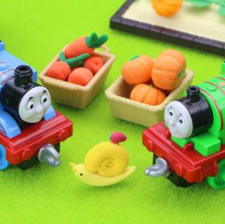 托马斯和培西一起为奇妈妈送蔬菜，两个小火车谁更认真工作呢？