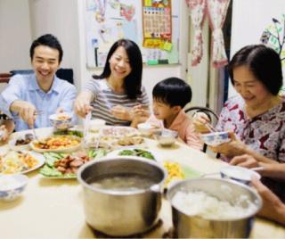 Eating dinner with family🥢