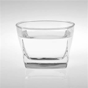玻璃杯和白开水