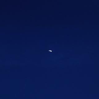 阿尔贝托·卡埃罗-明月高悬夜空
