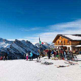 222 阿尔卑斯山中的贵族奥运滑雪小镇Cortina
