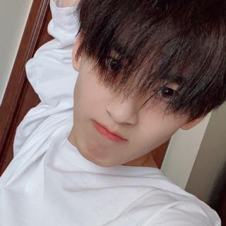 何洛洛,一个笑起来超醉人的男孩子