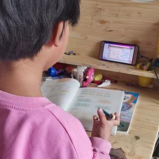 煜晗~课外阅读《我也是胡子爷爷》。