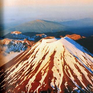 天与地的神话：瑙鲁霍伊火山