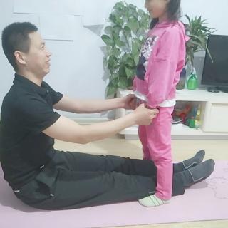 滨实幼大四班崔茗溪《爸爸的怀抱》