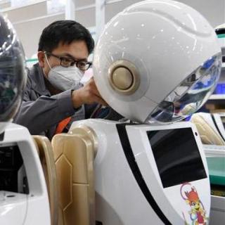 《双语新闻》：上海将打造服务机器人产业高地