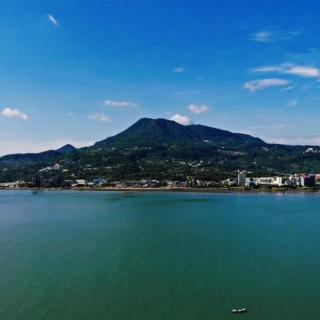 《淡水河边吊屈原》-余光中