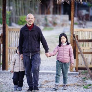 40岁，他和家人离开上海，用3年时间盖了个房子