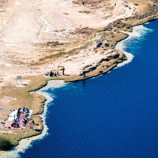 罩袍下的阿富汗：我冒着生命危险去看了一个湖