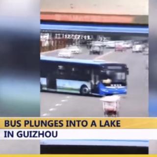 《国际新闻7/6》BUS PLUNGES INTO A LAKE IN GUIZHOU