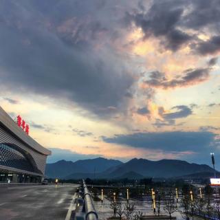 仲夏苦夜短，等你在雨中