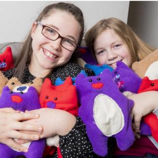 英语新闻D6-Two Girls Making ISO bears