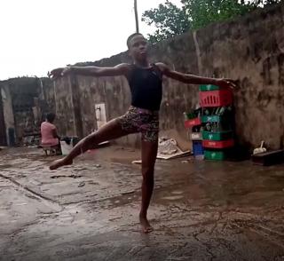 【珵珵英语新闻】81. 尼日利亚男孩光脚雨中跳芭蕾