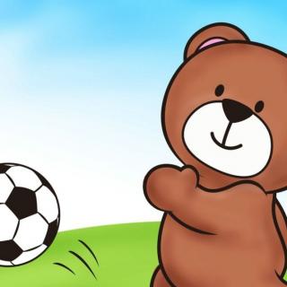 小灰熊“踢足球”