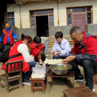 身边的雷锋——壹碗饺子壹个梨