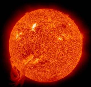 太阳每秒损失400万吨质量，那么地球会离太阳越来越远吗？