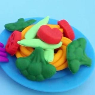 【蔬菜超人】快把我吃掉：超好玩的彩色面条【宝宝巴士故事】